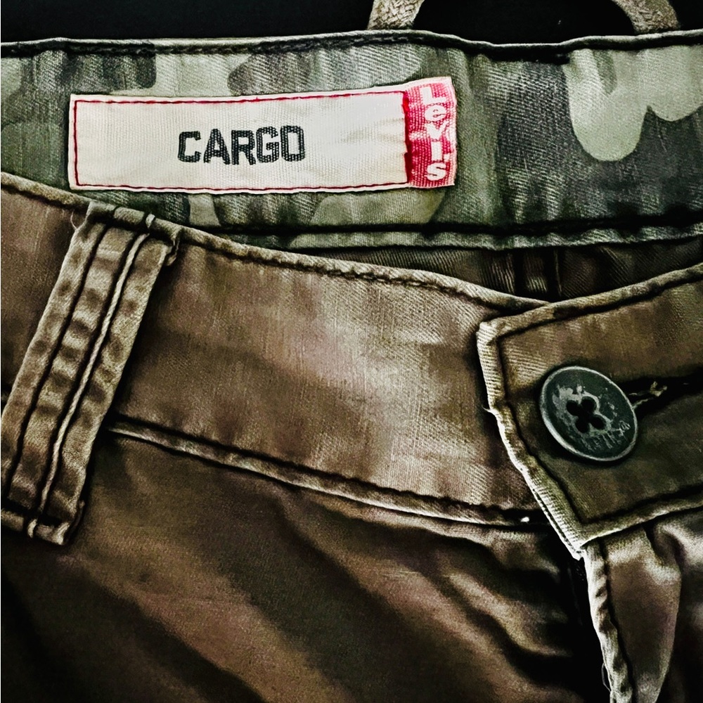 Levi’s Cargo shorts (Distressed)